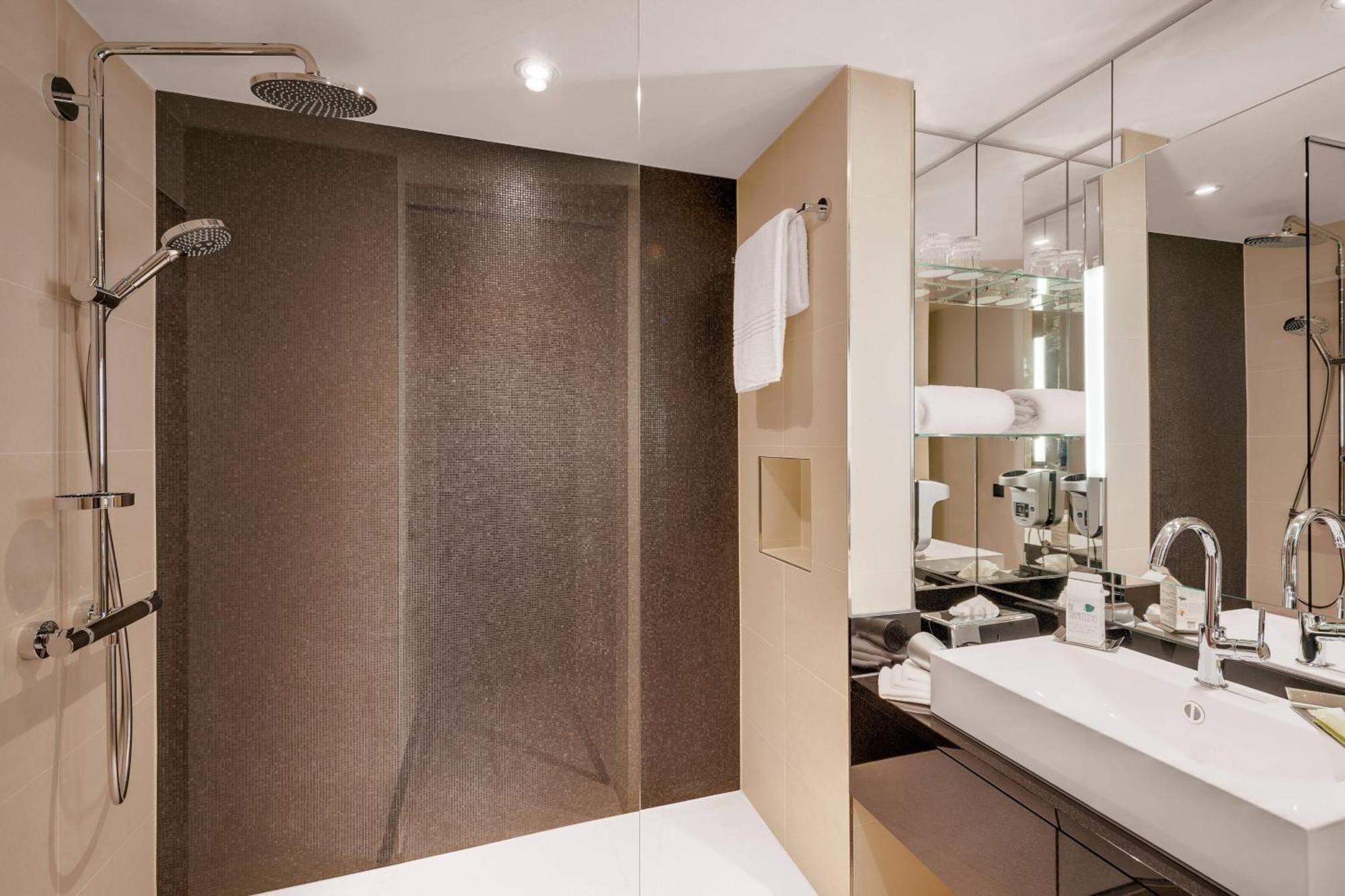 Courtyard By Marriott Zurich North Hotel Exterior foto